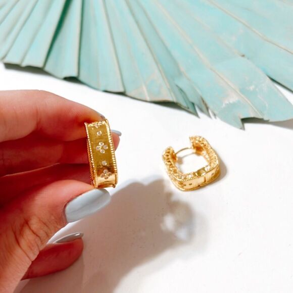 Gold floral hoop earrings S124 - Picture 2 of 3